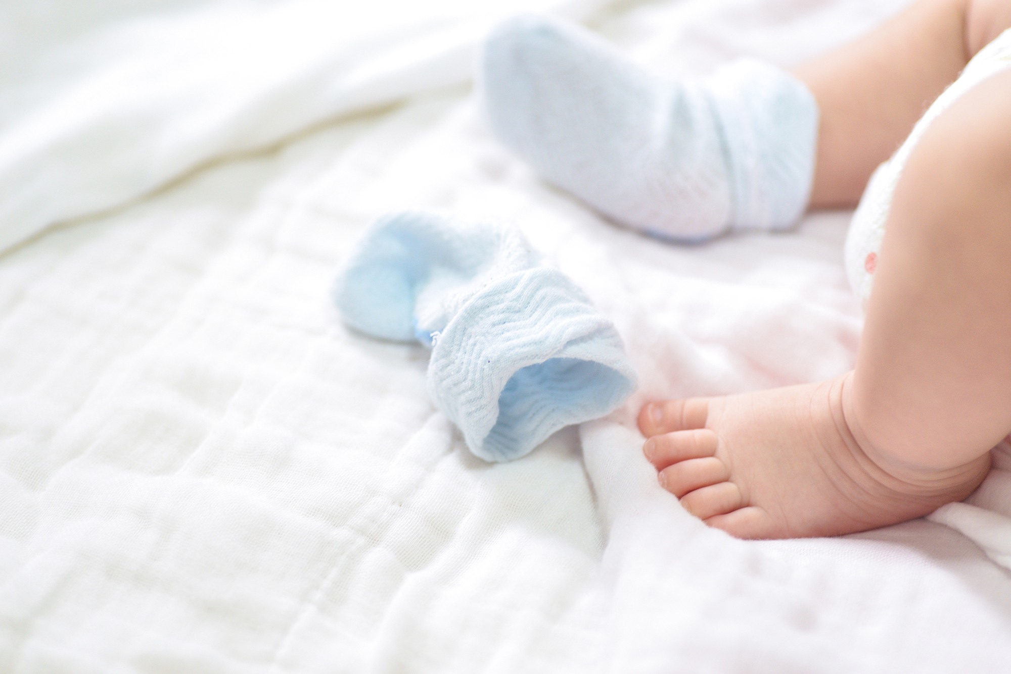 Детские ножки в носочках новорожденного